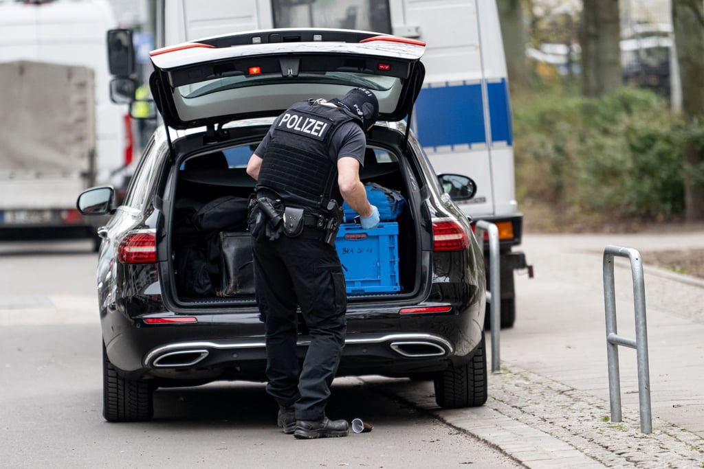 BKA-Beamten kommen zur Wohnung der ehemaligen RAF-Terroristin Daniela Klette. Nach der Festnahme Klettes setzen die Ermittler die Suche nach Ernst-Volker Staub und Burkhard Garweg fort.