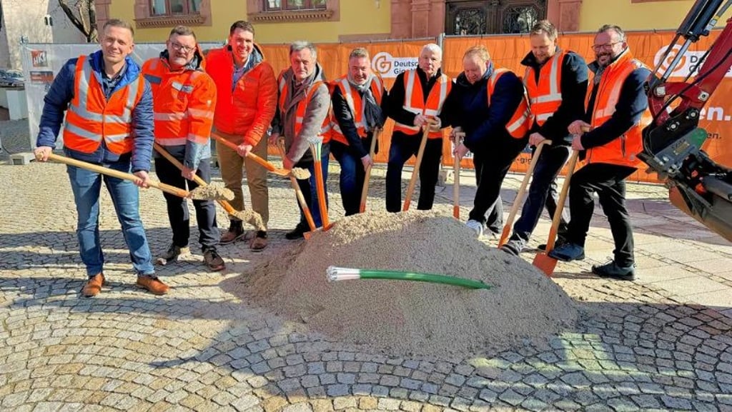 Donnerstagmittag vollzogen Nils Möller (von links), Christian Voß, Danny Trodler und Kau-Uwe Najmann (rechts) von der Deutschen Giganetz GmbH mit den Bürgermeistern Peter Fries, Michael Stöhr, Reinhard Luckner, Knutz Kluczka und Andreas Hagemeyer auf dem Egelner Marktplatz den symbolischen Spatenstich für den Ausbau des 82 Kilometer langen Glasfasernetzes.