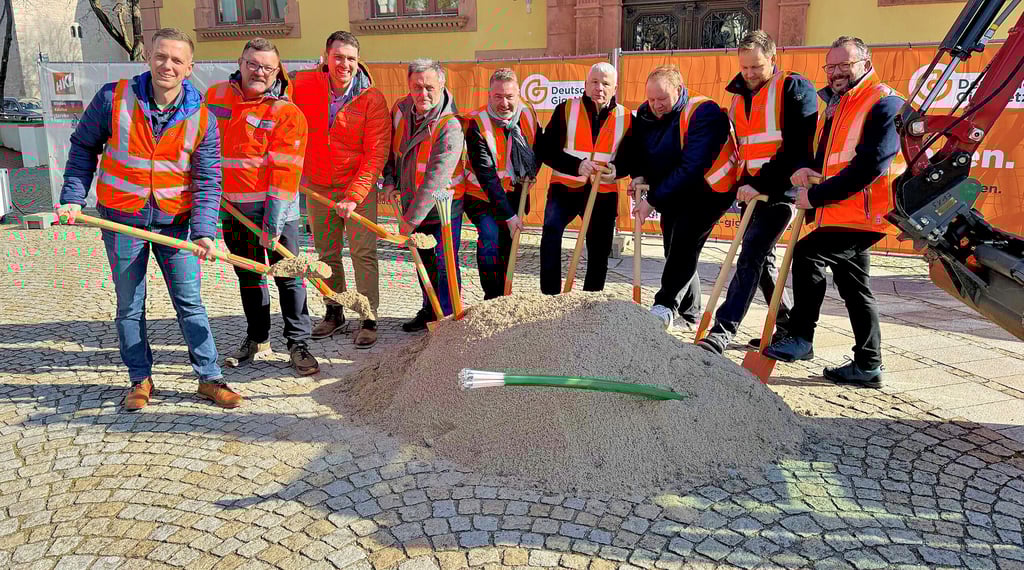 Am Donnerstag nahmen Vertreter der Deutschen Giganetz GmbH mit den Bürgermeistern auf dem Egelner Marktplatz den symbolischen Spatenstich für den Glasfaserausbau vor.