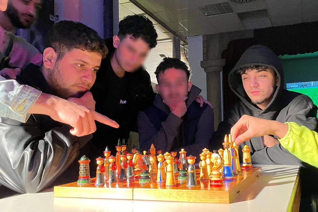 Schach-Duell statt Langeweile: Hadi (l.) und seine Freunde treffen sich am Samstagabend regelmäßig in Halle-Neustadt zum Quatschen, Spielen – und um einfach unter sich zu sein. Den Jugendtreff organisieren sie komplett selbst. Jugendliche unter 18 Jahren wurden zum Schutz ihrer Persönlichkeitsrechte auf dem Bild unkenntlich gemacht.