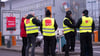 Mitarbeiter des Potsdamer Verkehrsbetriebs nehmen am Warnstreik vor der Einfahrt zu ihrem Betriebsbahnhof teil.