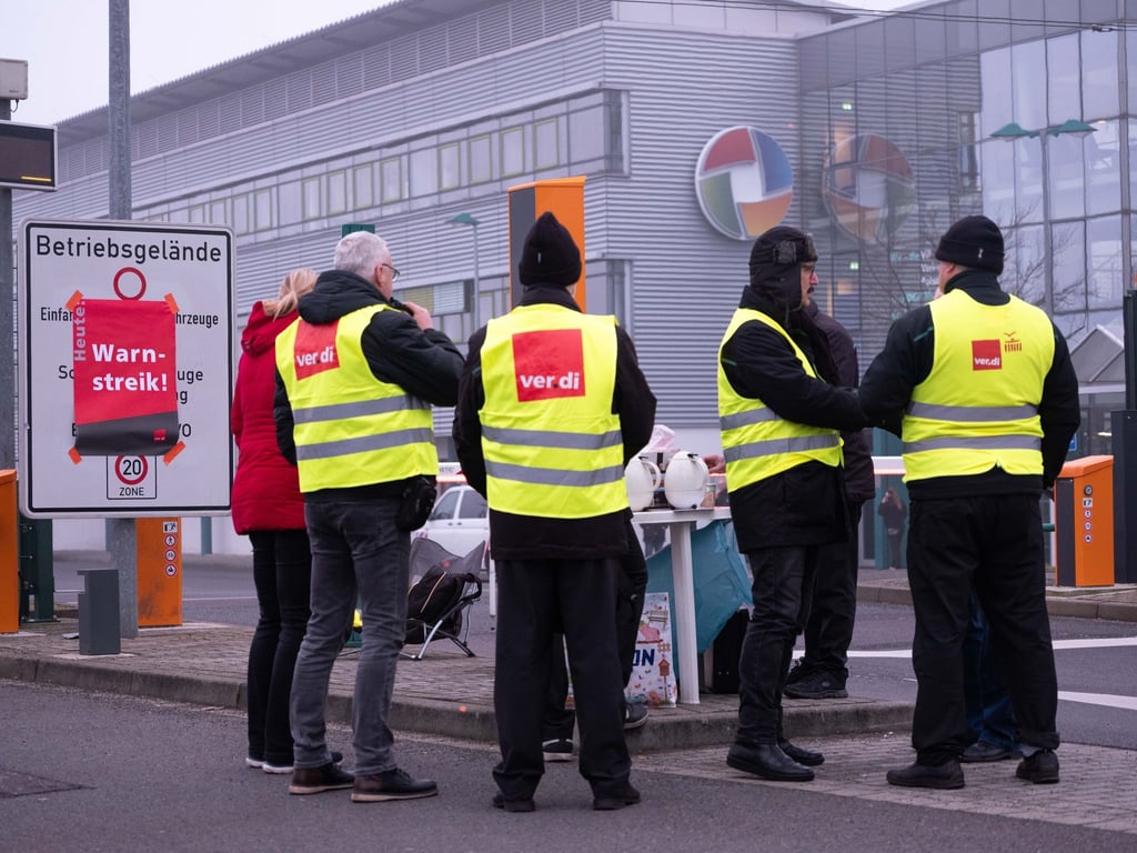 Mitarbeiter des Potsdamer Verkehrsbetriebs nehmen am Warnstreik vor der Einfahrt zu ihrem Betriebsbahnhof teil.