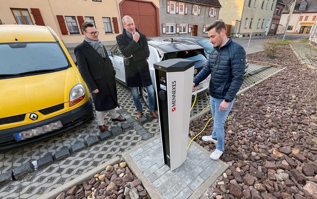 Von links nach rechts: Bürgermeister Matthias Egert, Köthen Energie-Geschäftsführer Falk Hawig und Martin Müller, beim Energielieferanten für Leiter Energiedienstleistungen, nehmen die erste E-Ladesäule am Topfmarkt in Zörbig offiziell in Betrieb.