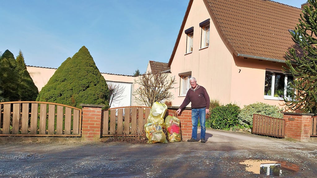 Salzwedel: Gerhard Penther deutet auf Gelbe Säcke, die in der Straße Am Klosterkamp nicht abgeholt wurden.