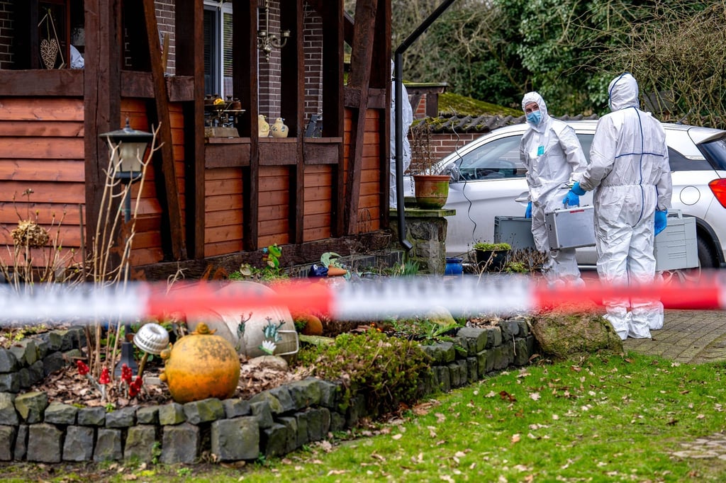 Beamte der Spurensicherung gehen zu einem Einfamilienhaus in der Gemeinde Scheeßel.
