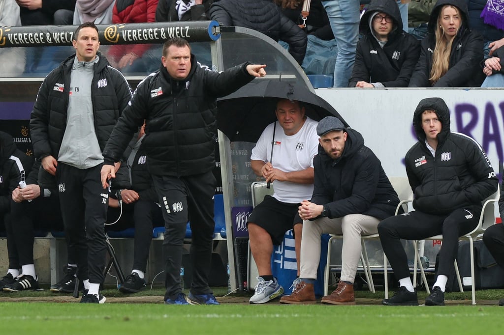 Osnabrücks Co-Trainer Tim Danneberg (l-r), Trainer Uwe Koschinat, Zeugwart Mario Richter und Leiter Lizenzbereich, Julius Ohnesorge und Teammanager Leon Seelhöfer steht an der Seitenlinie.