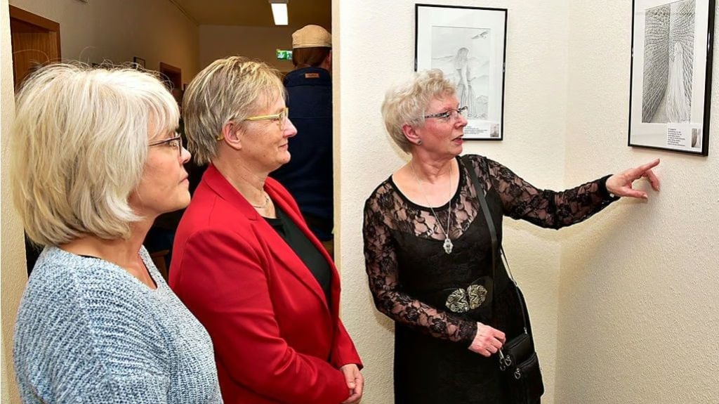 Bernburgs Oberbürgermeisterin Silvia Ristow (Mitte) hatte die Kunstausstellung eröffnet und ließ sich von der Künstlerin Kunigunde Engel (rechts) durch die Bildergalerie führen.