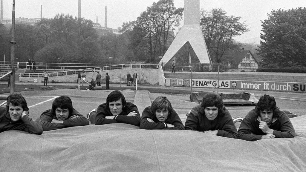 Die FCM-Idole Klaus Decker, Jürgen Sparwasser, Wolfgang Seguin, Martin Hoffmann, Jürgen Pommerenke und Axel Tyll (v.l.n.r.) bei einer Pause im Ernst-Abbe-Sportfeld in Jena 1974.