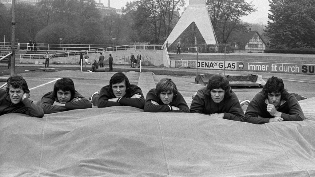 Die FCM-Idole Klaus Decker, Jürgen Sparwasser, Wolfgang Seguin, Martin Hoffmann, Jürgen Pommerenke und Axel Tyll (v.l.n.r.) bei einer Pause im Ernst-Abbe-Sportfeld in Jena 1974.