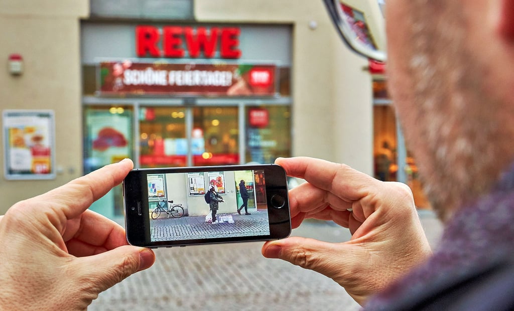Ein abgelehnter Asylbewerber wurde dabei gefilmt, wie er nach dem Einkauf mit einer Guthabenkarte auf Bernburgs Boulevard Mineralwasser wegschüttet, um mit dem Flaschenpfand an Bargeld zu gelangen. Der Fall machte vor sechs Jahren Schlagzeilen.