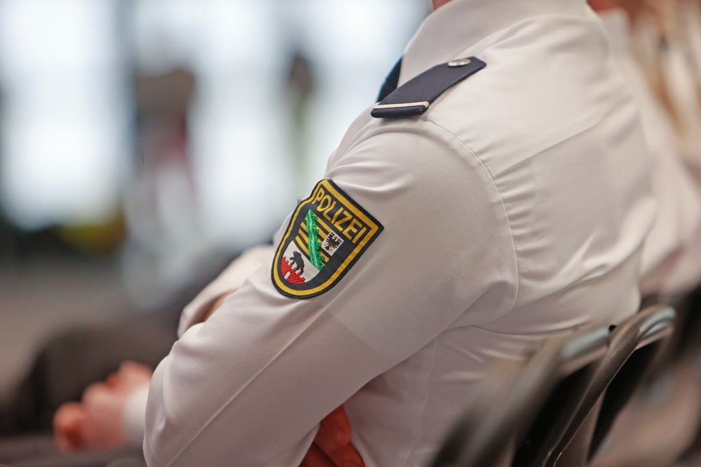 Ein Polizeianwärter nimmt an einer Zeugnisausgabe der Fachhochschule der Polizei Sachsen-Anhalt teil.