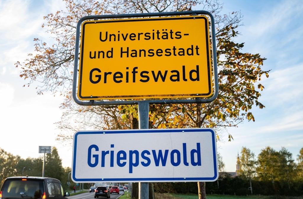 Das Ortsschild der Stadt Greifswald ist ebenso mit dem plattdeutschen Namen versehen.