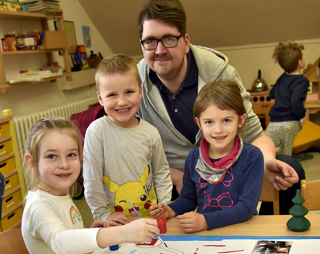 Die Kinder gestalten ein großes Plakat mit eigenen Bildern und Fotos. Auch die Hobelspäne aus der Drechslerei bekommen einen Platz.