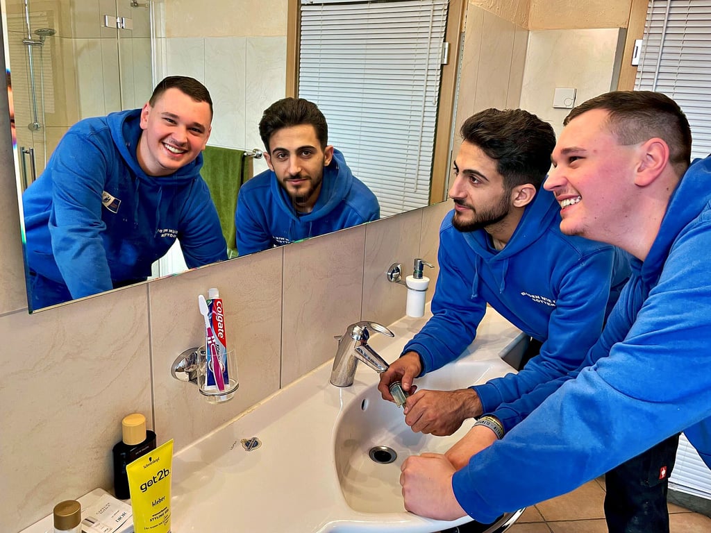 Die Lehrlinge Lennard Lustinetz und Youssef Hammd strahlen: Sie gehen gern zu Arbeit und wissen das Engagement ihres Chefs zu schätzen.