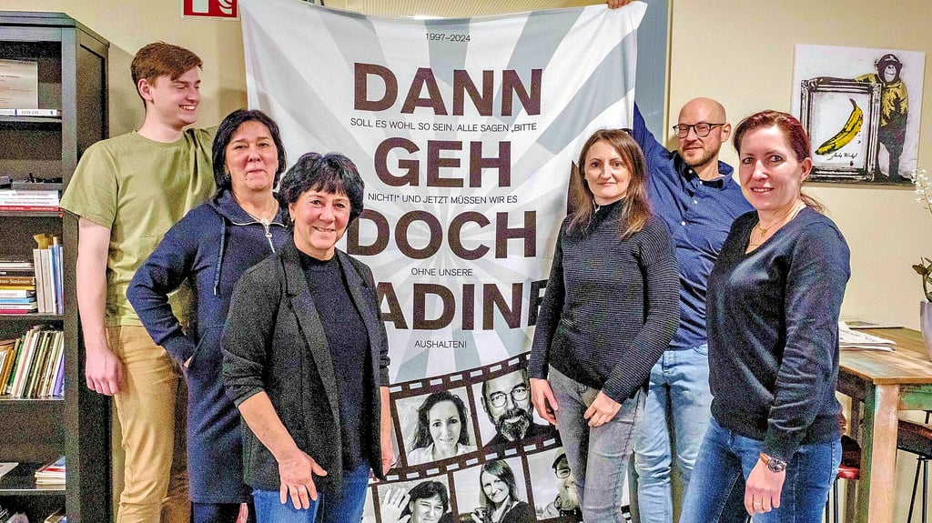 Wittenberg Marketing GmbH im Alten Rathaus Wittenberg: Nadine Louzek (4. v. r.) wird von ihren Kolleginnen und Kollegen in den Ruhestand verabschiedet.