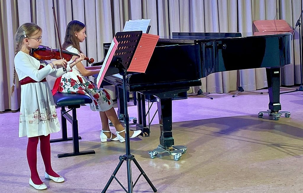 Ein Duo aus der Kreismusikschule „Béla Bartók“ eröffnet am zweiten Märzwochenende im Magdeburger Opernhaus das Preisträgerkonzert zum Abschluss des Regionalwettbewerbs von Jugend musiziert. Die beiden, das sind Mayla Flagmansky (links) und ihre Duo-Partnerin Melissa Raab aus Schönebeck.