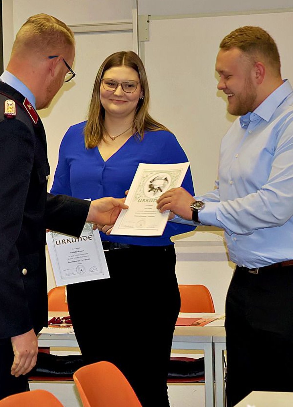 Alexander Bahr von der Ortswehr in Sandau gratuliert Fenja Lindemann und Leo Zohm zur Beförderung.