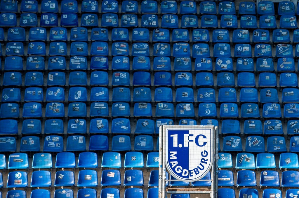 Das Logo des 1. FC Magdeburg im Stadion.