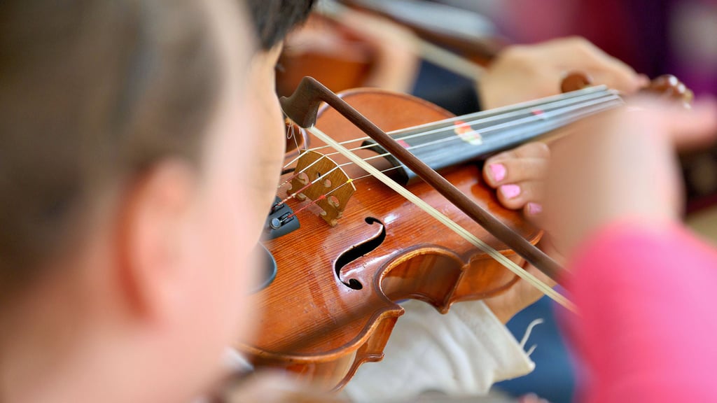Mehr als 450 Musikschüler hat die Musikschule „Kurt Weill“ in Dessau. Viele haben Unterricht bei Honorarlehrkräften. Die sollen auf Vorschlag der Bunten Fraktion besser entlohnt werden.