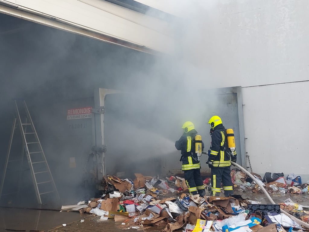 Am real-Markt in Querfurt brannte am freitag eine Papierpresse. Der Markt musste geräumt werden.