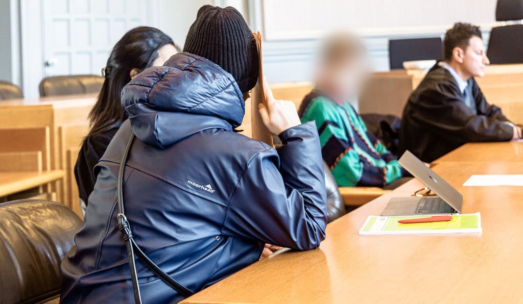 Die beiden Angeklagten sitzen im Gerichtssaal.