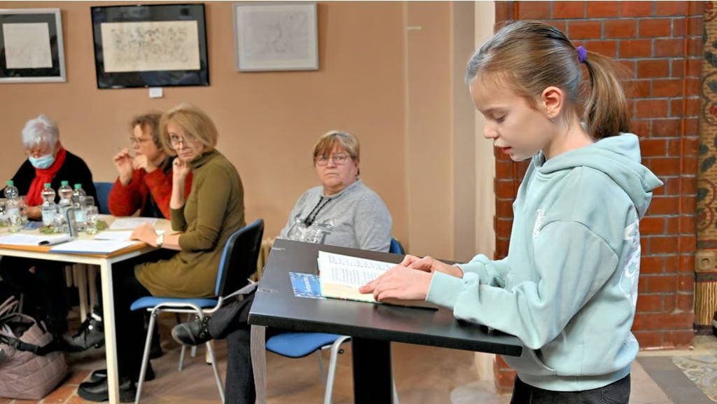 Nacheinander lesen die Kinder ihre ausgewählten Textein der Ascherslebener Kreisbibliothek. Hier Tanja Refert von der Adam-Olearius-Schule in Aschersleben.