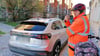 Privat auf der Jagd nach Verkehrssündern: Niclas Matthei (18), selbsternannter „Anzeigenhauptmeister“, macht die Straßen in Stendal unsicher auf der Suche nach Falschparkern.