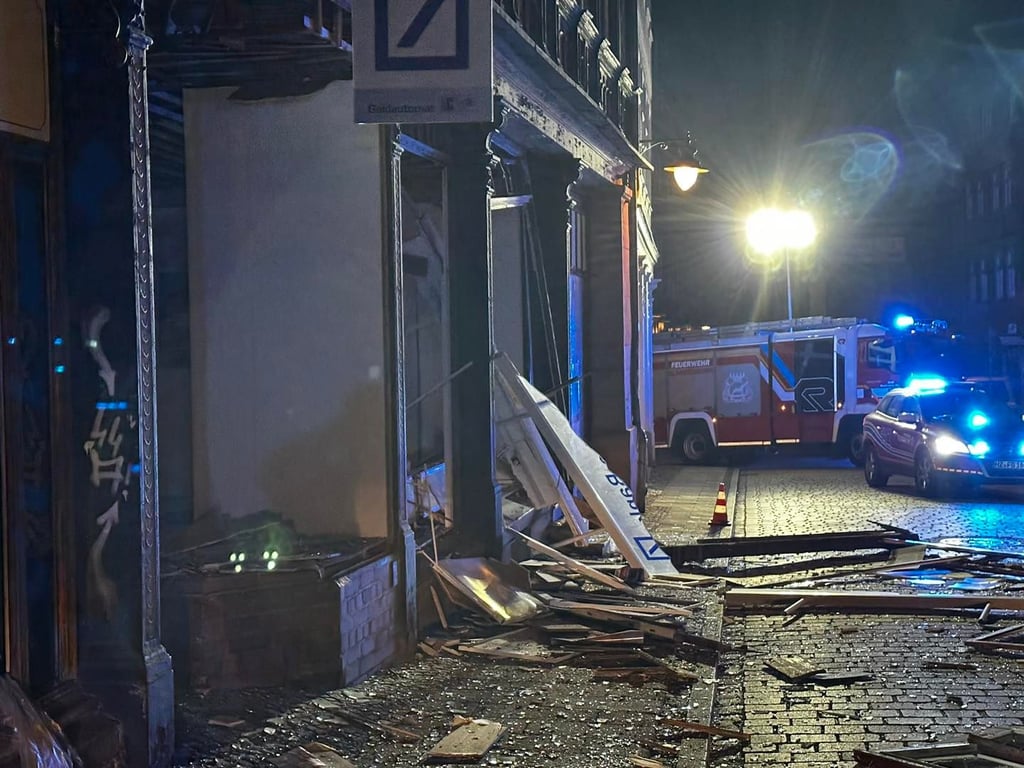 Kurz nach Eintreffen der Feuerwehr und Polizei bot sich vor der Bankfiliale in der Langen Straße ein Bild der Verwüstung.