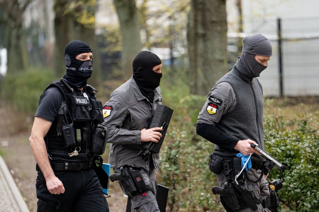 Sogenannte Entschärfer der Berliner Polizei gehen zur Wohnung der ehemaligen RAF-Terroristin Daniela Klette.