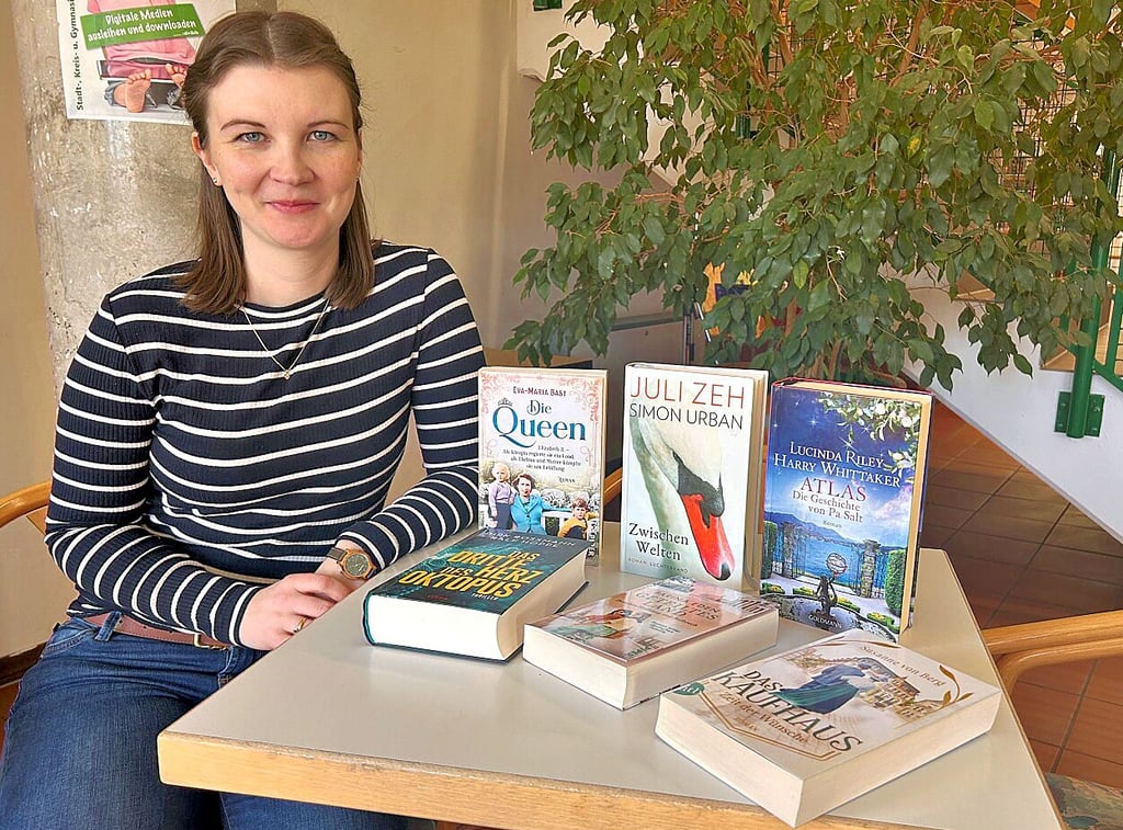 Laura Zernecke zeigt die Bücher, die im vergangenen Jahr besonders häufig ausgeliehen wurden.