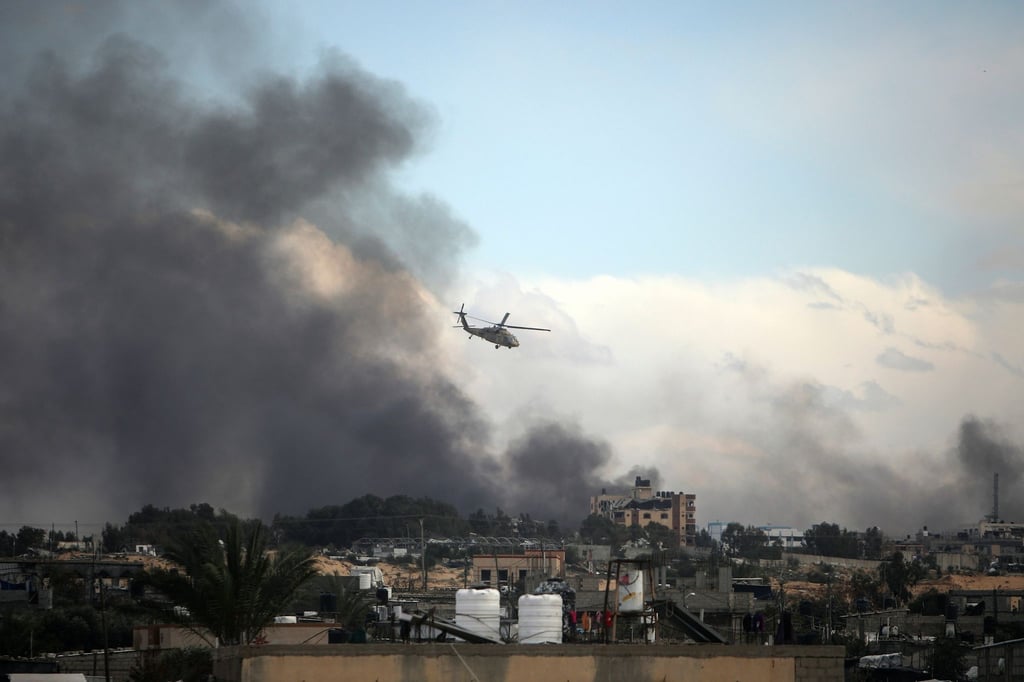 Ein israelischer Hubschrauber fliegt über Chan Junis.