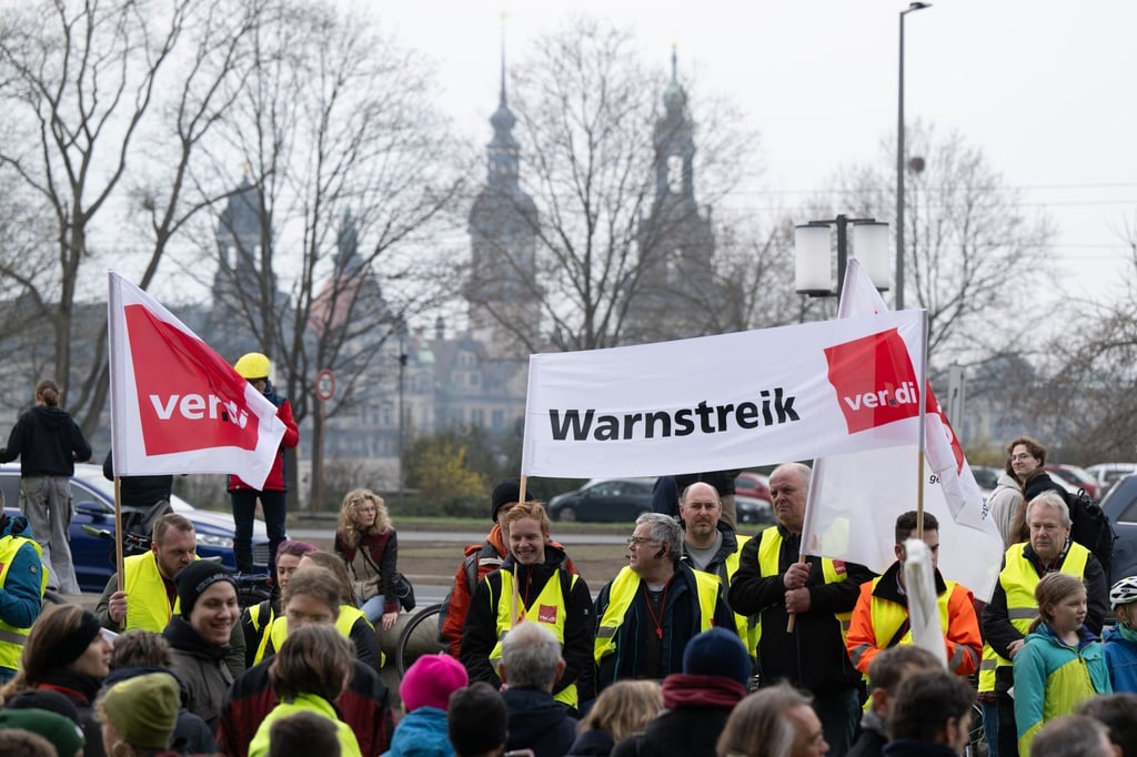 Teilnehmer einer Kundgebung von Verdi und Fridays for Future demonstrieren in Dresden.