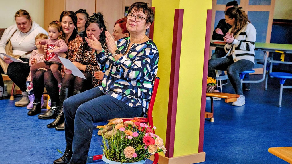 Wirklich fröhlich schauen fällt Annette Podehl in diesem Moment schwer. Hier applaudiert sie den Kindern während des Ständchens zu ihren Ehren.