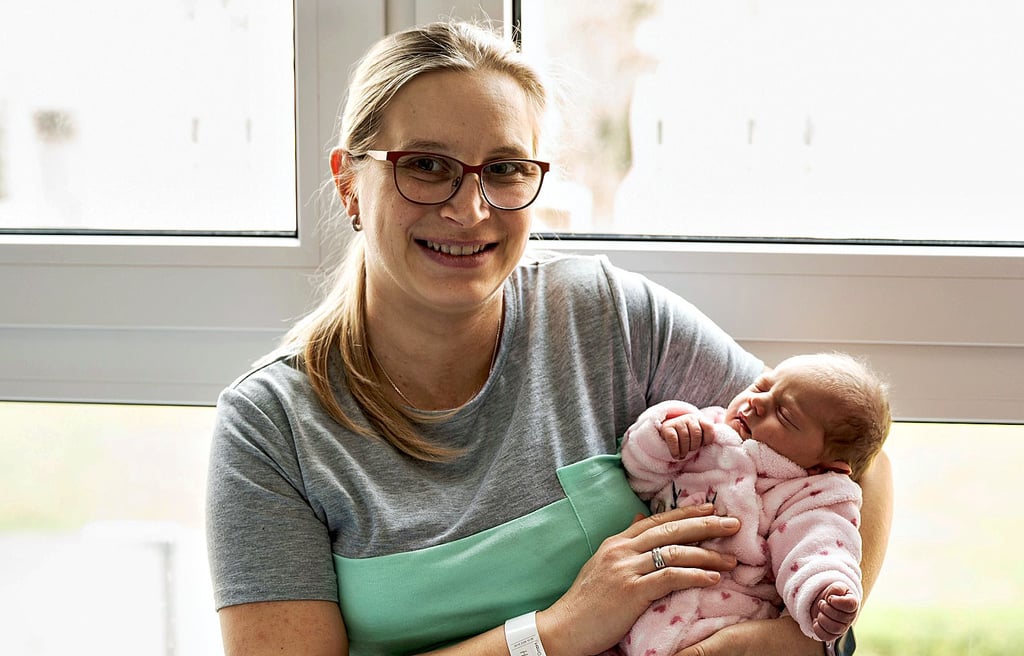 Carolin Heinrich aus Bad Kösen mit ihrer kleinen Tochter Marla.