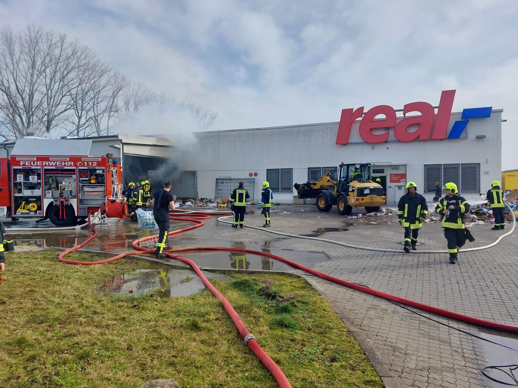 Feuer am Real-Markt in Querfurt: Zahlreiche Einsatzkräfte waren über Stunden vor Ort.
