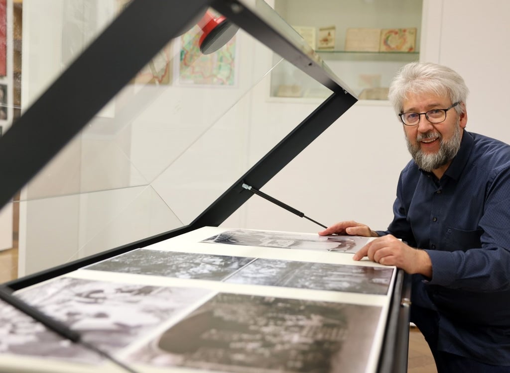 Stadtarchivar Ralf Jacob bei letzten Handgriffen zur neuen Ausstellung zum Thema „Essen und Trinken“: Eröffnet wird sie am Samstag.