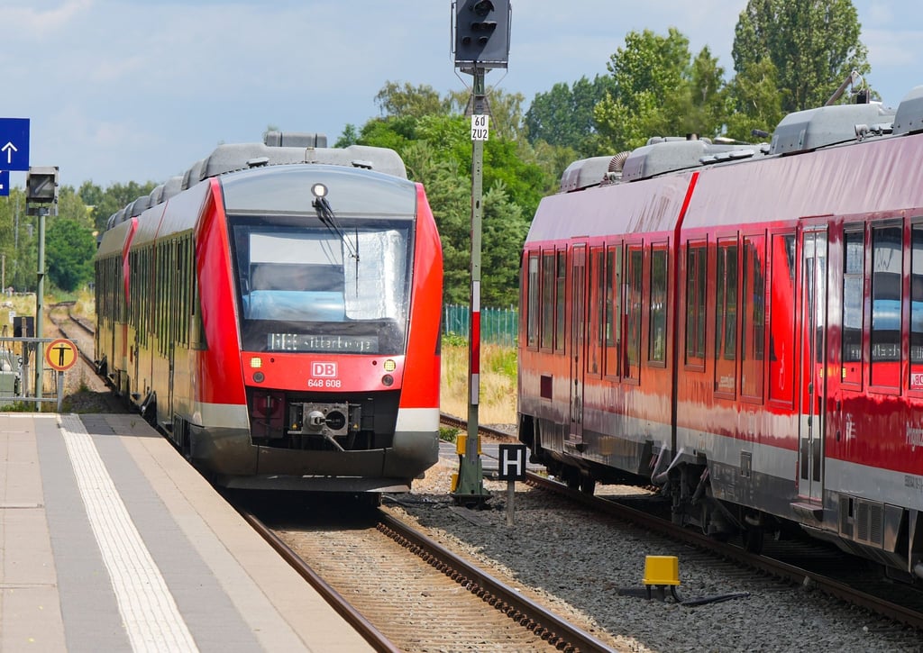 Zwei Regionalzüge der Linie RE 6 Prignitz-Express fahren in den Bahnhof ein.