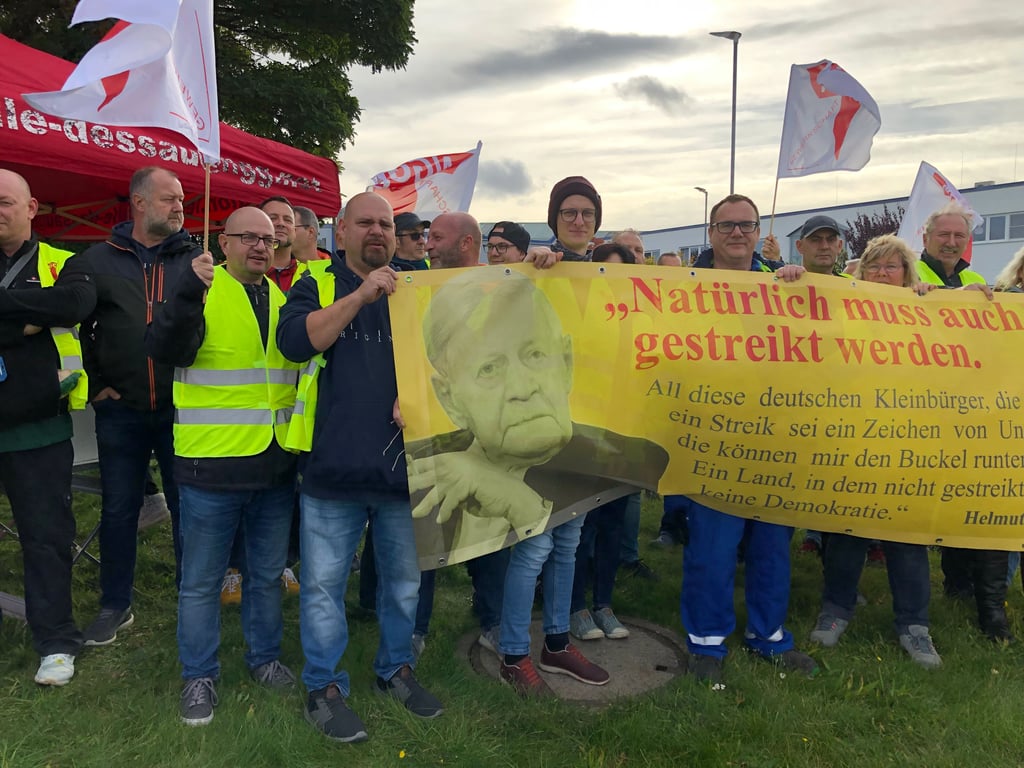 Die Mitarbeiter der Firma MEG in Leißling im Burgenlandkreis bei einem früheren Streik