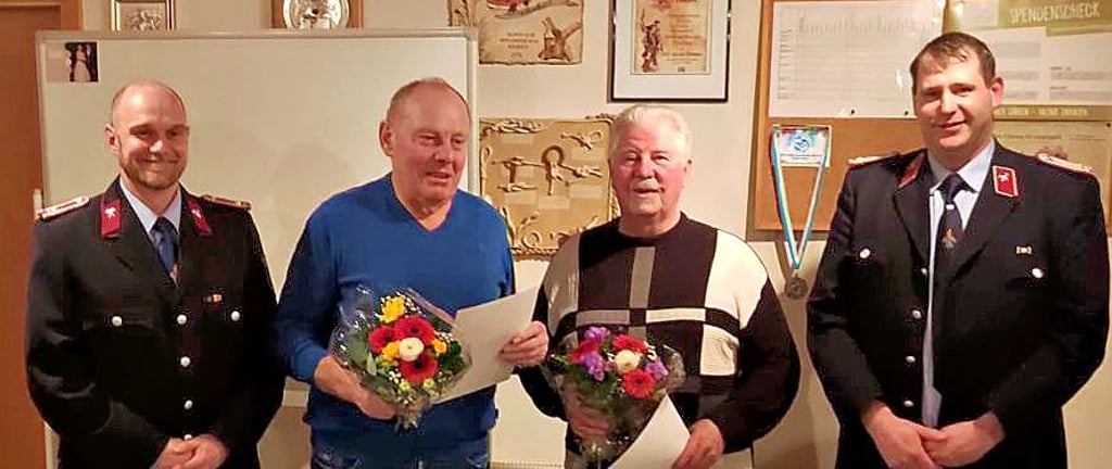 Robert Knoblauch (links) und Manuel Schwendtke (rechts) gratulieren Klaus Steffens und Fritz Düsedau.