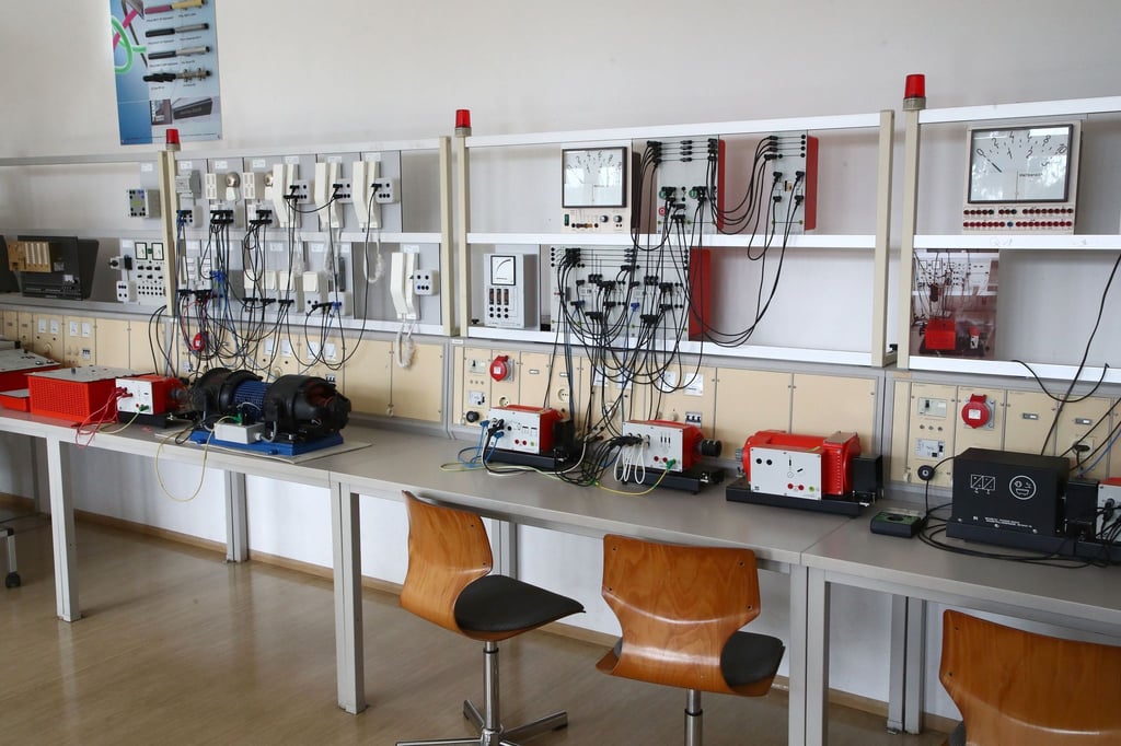 Technische Geräte stehen in einem Ausbildungsraum in einer Berufsbildenden Schule.