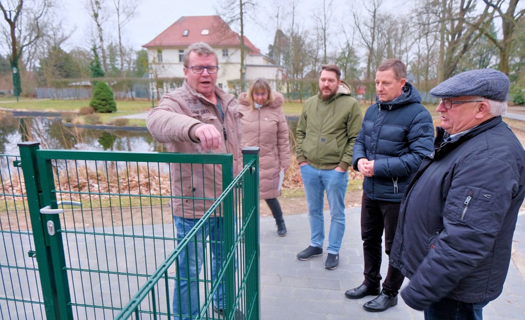 Ortschaftsratsmitglied Steffen Aderhold (links) ist wie Ortsbürgermeister Hans-Joachim Harm (rechts) und Bürgermeister Peter Müller (2. v. r.) gegen eine Verlegung des etwa 30 Meter langen Stabgitterzauns. Für alle ist es „die beste Lösung“.
