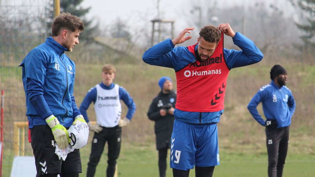 Julian Pollersbeck (l.) und Luc Castaignos im Traning vor dem Spiel ihres 1. FC Magdeburg beim SC Paderborn.