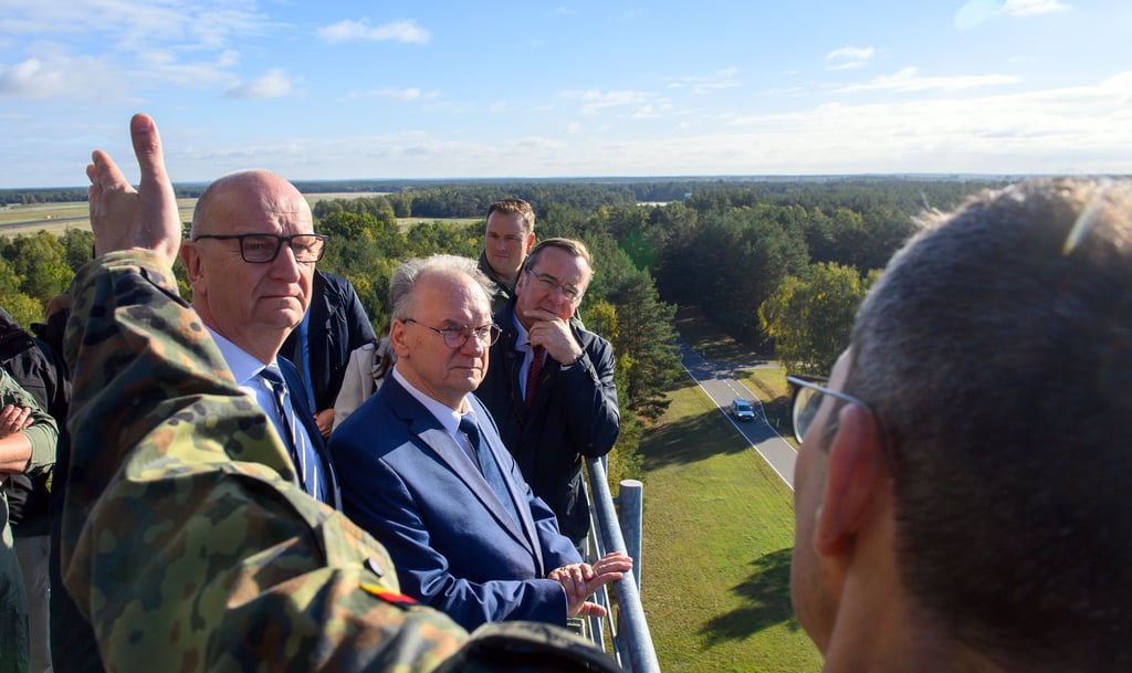 Bundesverteidigungsminister Boris Pistorius hatte im Herbst des verganenen Jahres den Fliegerhorst Holzdorf besucht und mit den Ministerpräsidenten von Sachsen-Anhalt und Brandenburg über die Ausbaupläne gesprochen.