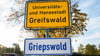 Das Ortsschild der Stadt Greifswald ist ebenso mit dem plattdeutschen Namen versehen.