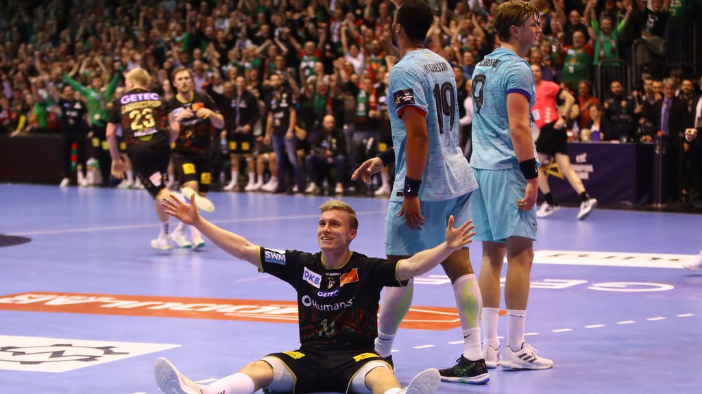 Da tat die harte Landung auf den Hintern auch nicht weh. Gisli Kristjansson sitzt nach seinem Siegtor gegen den FC Barcelona auf dem Boden der Getec-Arena und lässt sich von den SCM-Fans feiern.