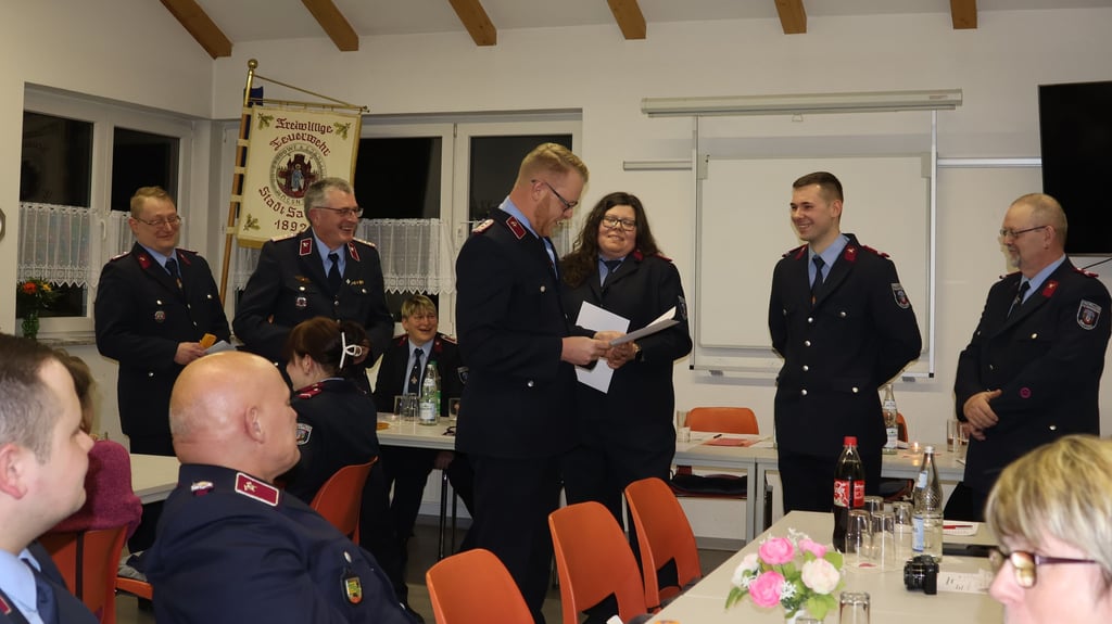 Aus den Händen von Ortswehrleiter Alexander Bahr gab es in Sandau Beförderungen zur Oberfeuerwehrfrau für Daniela Zohm und zum Hauptfeuerwehrmann für Kevin Kerves und Michael Kuke.