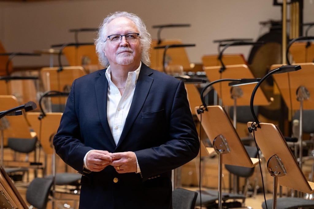 Sir Donald Runnicles, designierter Chefdirigent der Dresdner Philharmonie, steht im Kulturpalast auf der Bühne.