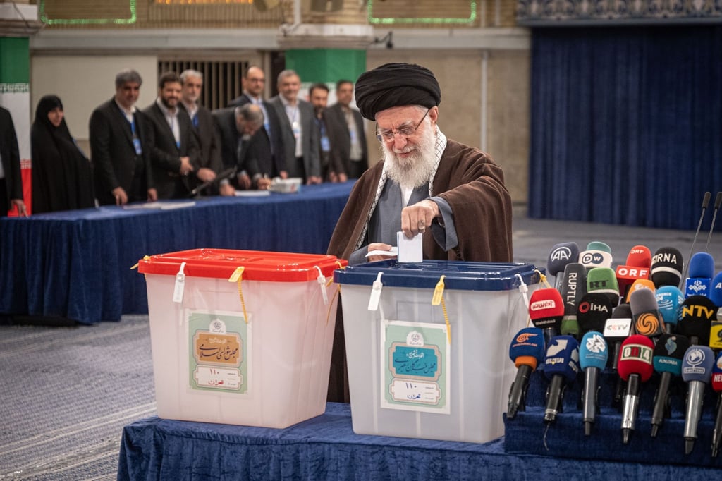 Irans Religionsführer Ajatollah Chamenei während seiner Stimmabgabe in Teheran.