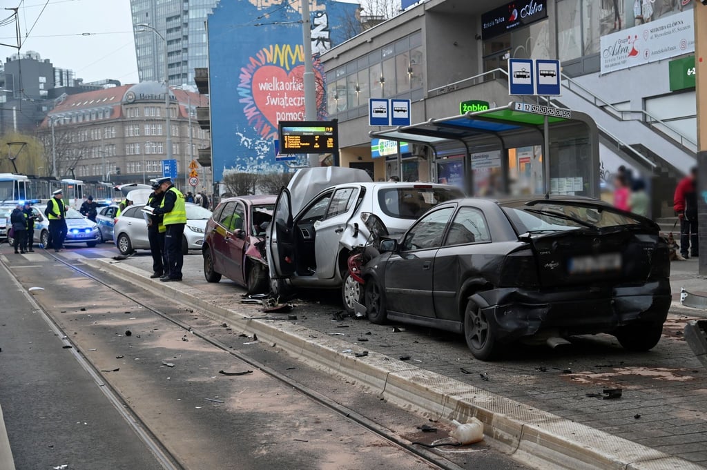 Rettungskräfte sind im Einsatz an einer Unfallstelle am Rodlo-Platz.