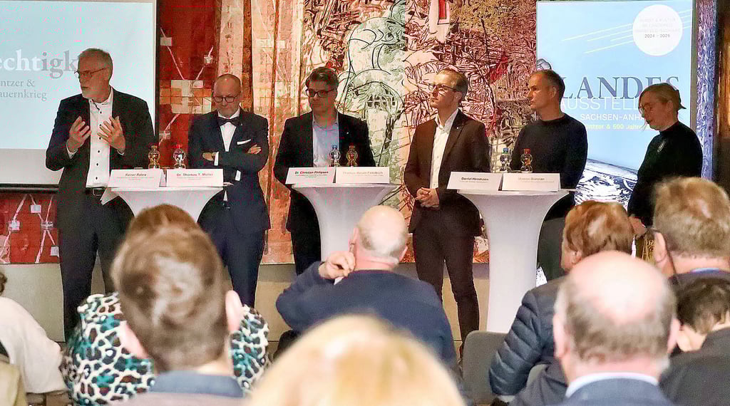 Staatsminister Rainer Robra, Thomas T. Müller (Stiftung Luthergedenkstätten), Christian Philipsen (Kulturstiftung), Thomas Bauer-Friedrich (Kunstmuseum Moritzburg Halle), Daniel Herrmann (Werkleitz-Gesellschaft) und Manon Bursian (Kunststiftung - von links) stellen in Eisleben die Landesausstellung vor.